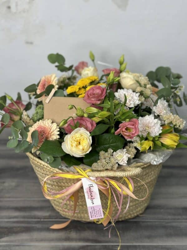 Capazo con flor de temporada